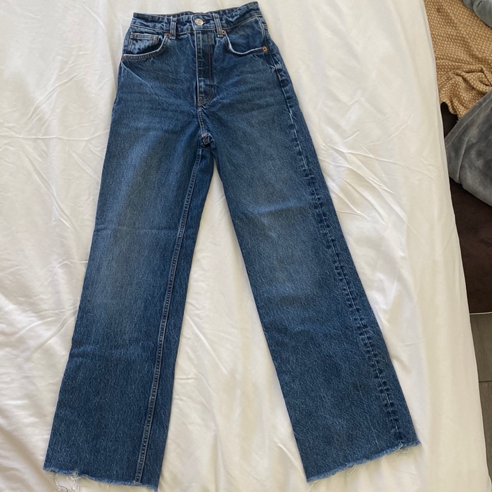 Zara dark wash denim high waisted jeans with slight flare ⭐️NEVER WORN⭐️